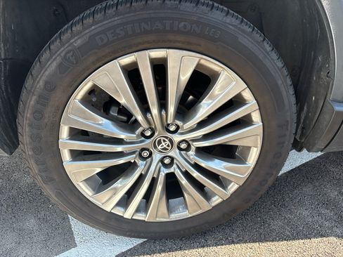 Used 2023 Toyota Venza XLE AWD/4WD image 14