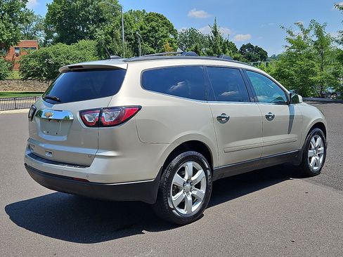 Used 2017 Chevrolet Traverse LT w/ Style and Technology Package FWD image 6