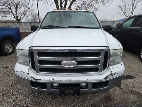 Used 2005 Ford F350 Lariat image 2