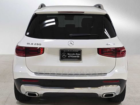 Used 2025 Mercedes-Benz GLB 250 4MATIC image 4