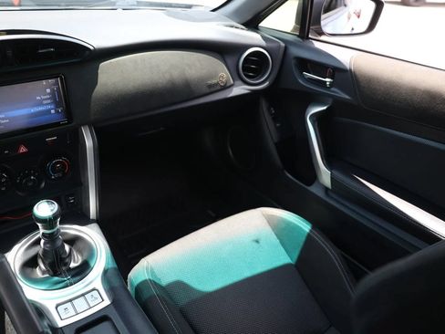 Used 2017 Toyota 86 RWD image 12