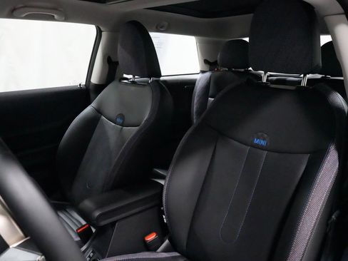 Used 2025 MINI Cooper 2-Door Hardtop image 4