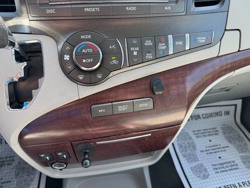 Used 2013 Toyota Sienna XLE FWD image 47
