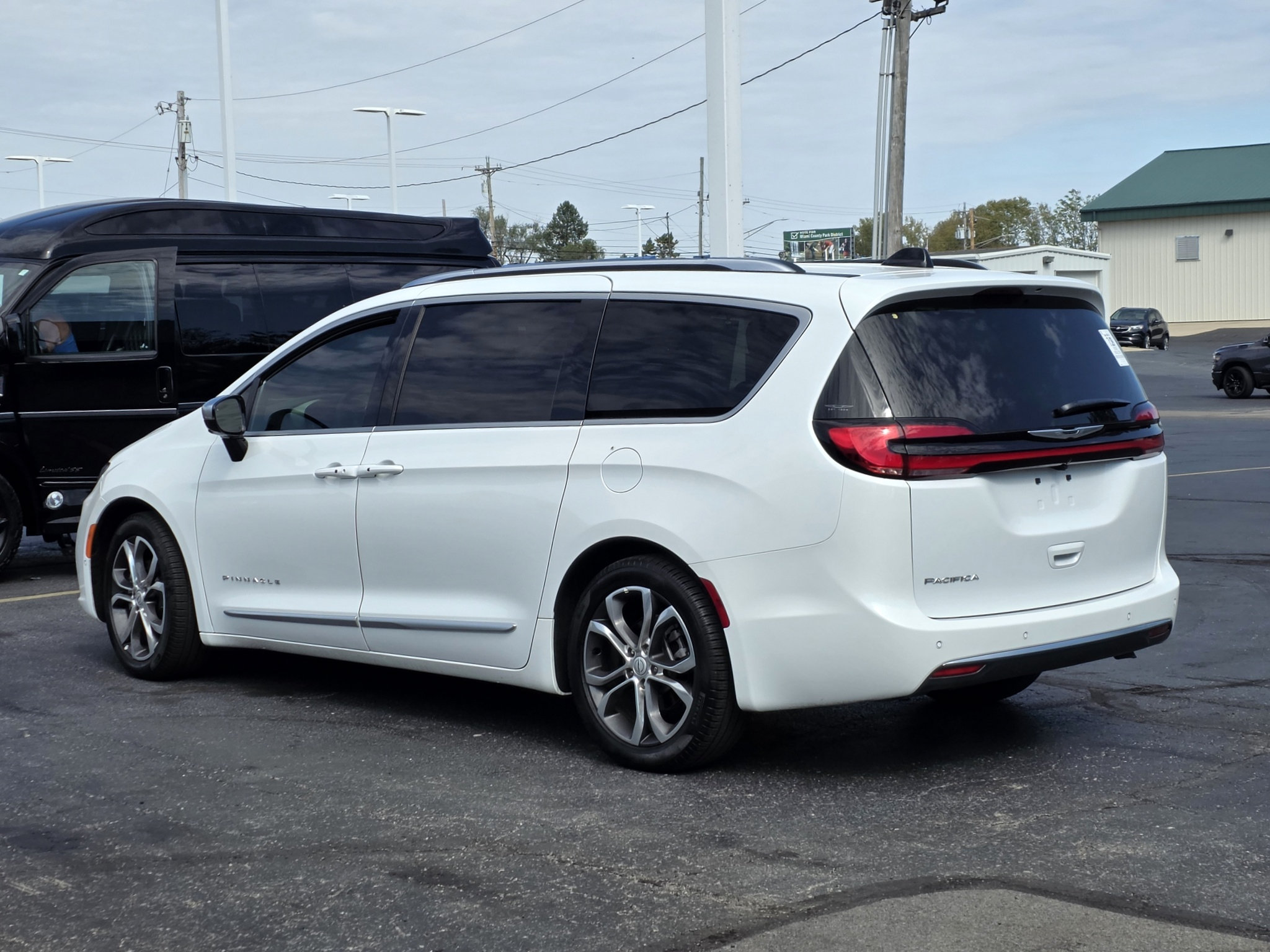 Used 2026 Chrysler Pacifica Pinnacle FWD image 9