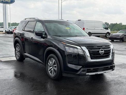 Used 2025 Nissan Pathfinder SL AWD/4WD image 3