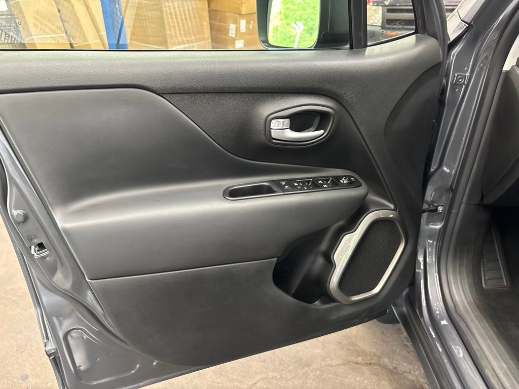 Used 2023 Jeep Renegade Latitude w/ Sun/Sound Group AWD/4WD image 16