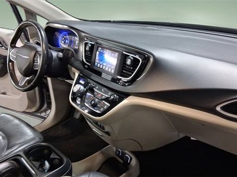 Used 2020 Chrysler Pacifica Touring-L image 16