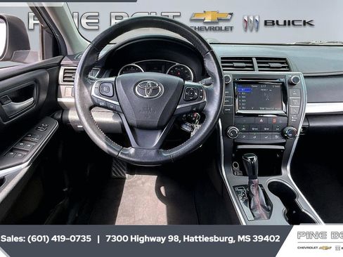 Used 2016 Toyota Camry SE w/ Moonroof Package image 5
