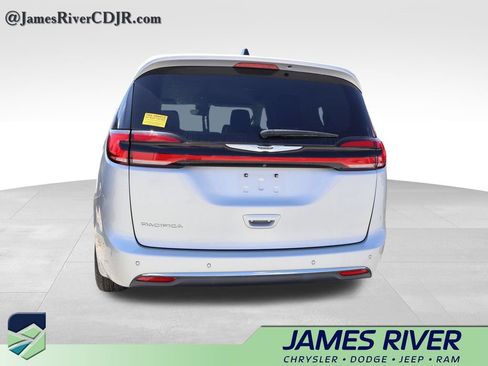 Used 2023 Chrysler Pacifica Touring-L FWD image 15