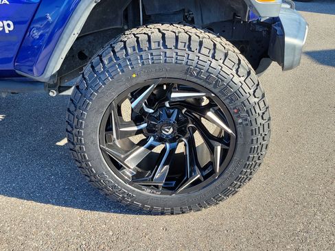 Used 2019 Jeep Wrangler Unlimited Sahara image 40