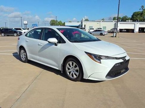 Used 2025 Toyota Corolla LE FWD image 2