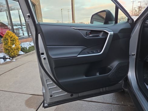 Used 2020 Toyota RAV4 LE image 15