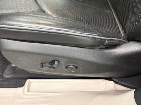 Used 2018 Chrysler Pacifica Limited w/ Tire & Wheel Group FWD image 18