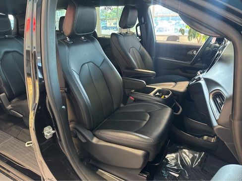 Used 2025 Chrysler Pacifica Select FWD image 31