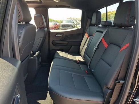 Used 2025 Chevrolet Colorado Z71 w/ Technology Package AWD/4WD image 18
