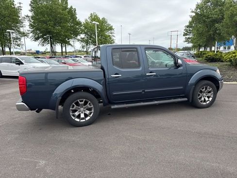 Used 2015 Nissan Frontier SL w/ Moonroof Package AWD/4WD image 6