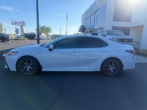 Used 2022 Toyota Camry SE FWD image 2