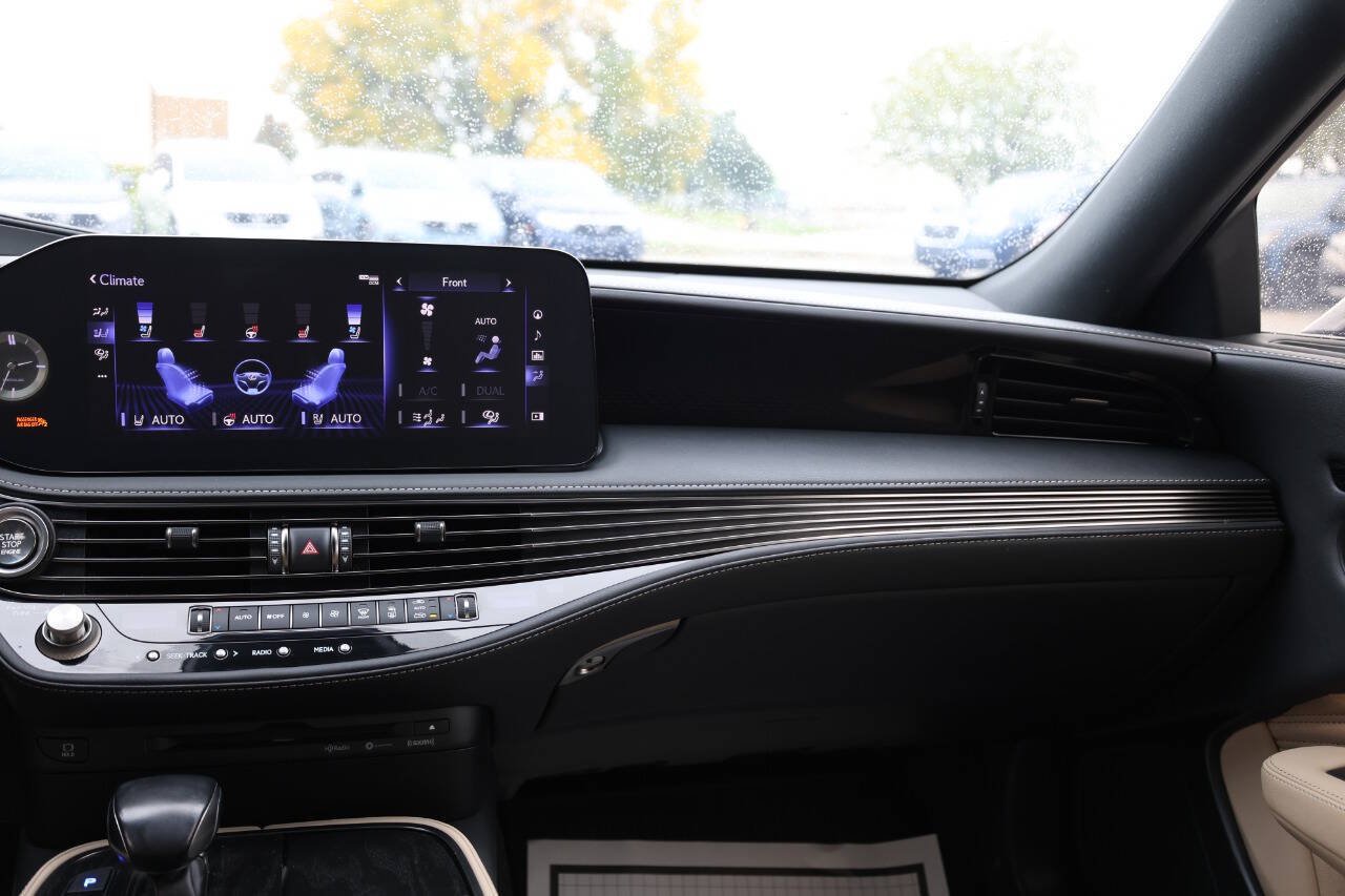 Used 2021 Lexus LS 500 w/ Accessory Package (Z2) RWD image 24
