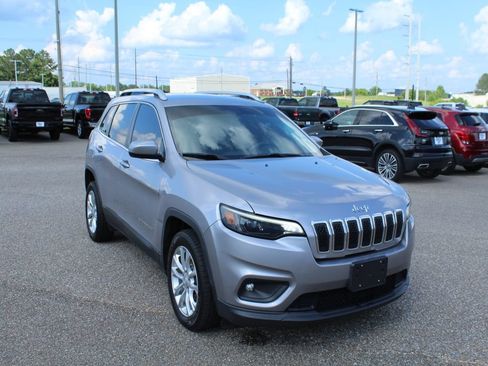 Used 2019 Jeep Cherokee Latitude w/ Popular Appearance Group FWD image 3