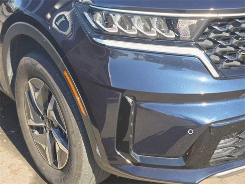 Certified 2023 Kia Sorento EX image 4