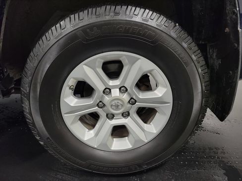 Used 2017 Toyota 4Runner SR5 AWD/4WD image 10