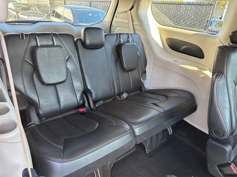 Used 2023 Chrysler Pacifica Touring-L image 17