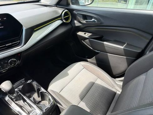 Used 2024 Chevrolet Trax LT w/ Sunroof Package FWD image 23