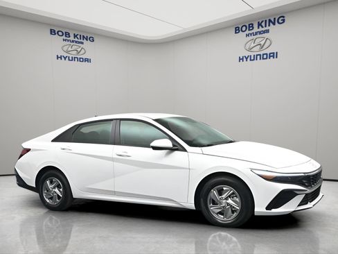 New 2026 Hyundai Elantra SE FWD image 2