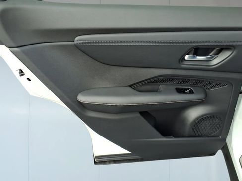 Used 2025 Nissan Ariya FWD image 26