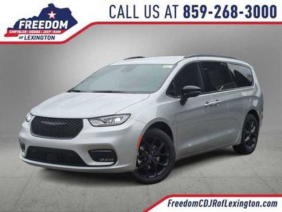 New 2026 Chrysler Pacifica Select w/ S Appearance Package