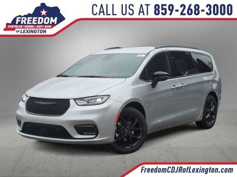 New 2026 Chrysler Pacifica Select w/ S Appearance Package image 1