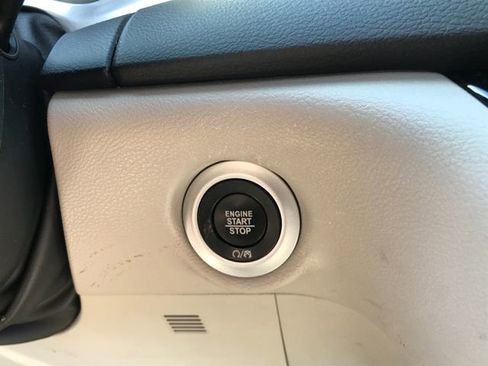 Used 2024 Chrysler Pacifica Touring-L image 8