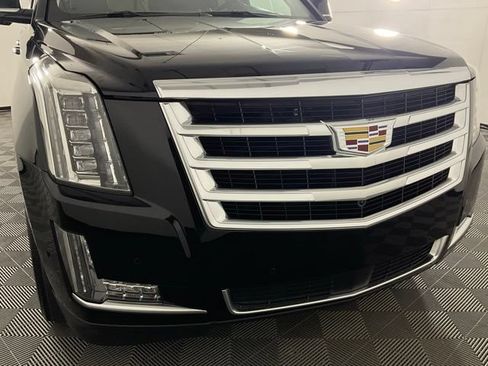 Used 2018 Cadillac Escalade Premium Luxury AWD/4WD image 8