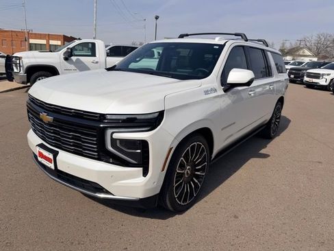 Used 2025 Chevrolet Suburban High Country image 7