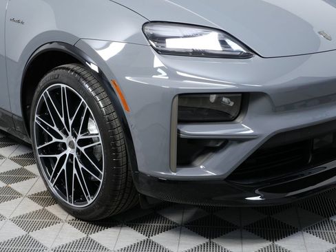 New 2026 Porsche Macan Turbo Electric AWD/4WD image 33