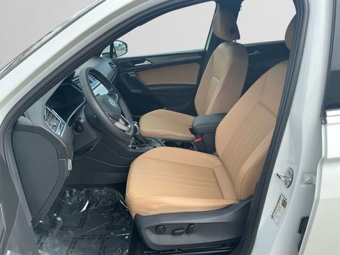 Used 2023 Volkswagen Tiguan SE w/ Panoramic Sunroof Package image 9