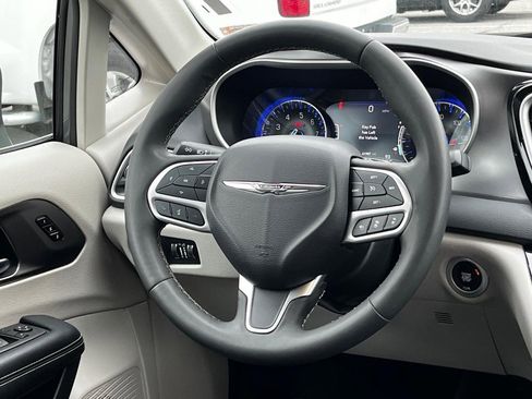 Used 2023 Chrysler Pacifica Touring-L FWD image 17