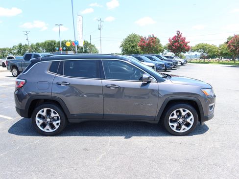 Used 2018 Jeep Compass Limited w/ Navigation Group FWD image 3