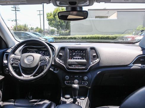 Used 2020 Jeep Cherokee Latitude Plus w/ Cold Weather Group AWD/4WD image 17