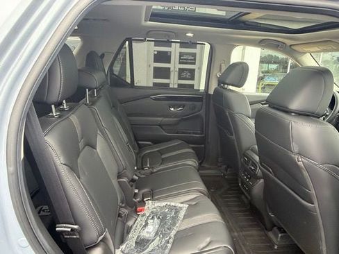 Used 2025 Honda Pilot Touring image 13