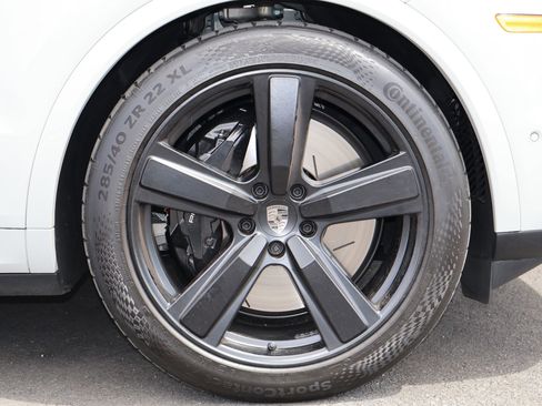 Certified 2025 Porsche Cayenne Turbo AWD/4WD image 30