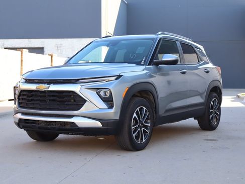 Used 2026 Chevrolet TrailBlazer LT AWD/4WD image 2