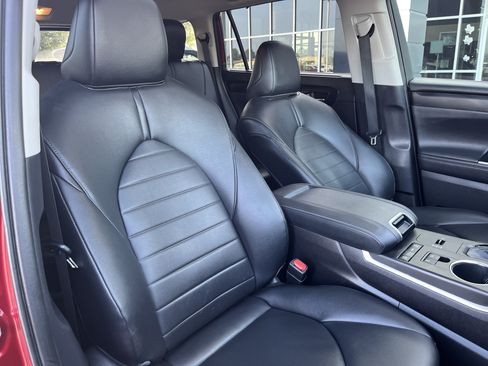 Used 2020 Toyota Highlander XLE FWD image 18