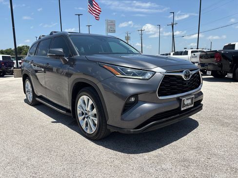 Used 2022 Toyota Highlander Limited FWD image 8