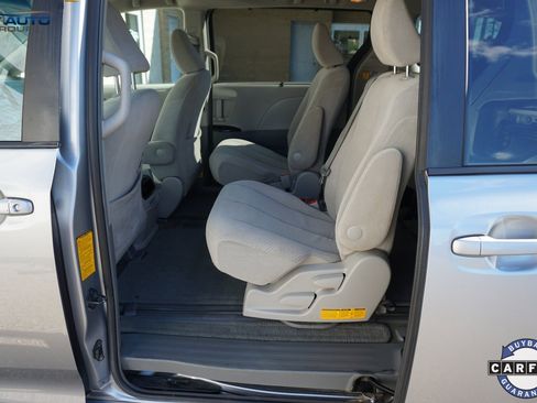 Used 2013 Toyota Sienna LE image 19