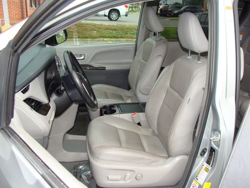 Used 2019 Toyota Sienna XLE w/ XLE Navigation Package FWD image 7