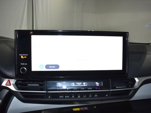 Used 2025 Toyota Sienna XLE FWD image 17