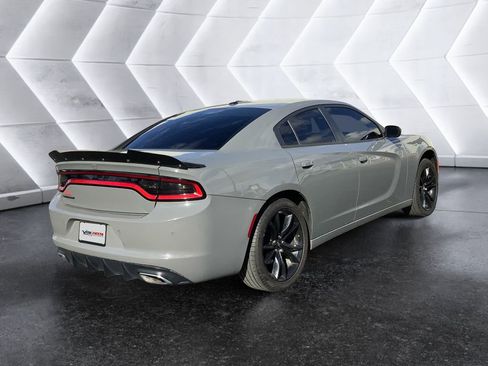Used 2018 Dodge Charger SXT w/ Blacktop Package RWD image 4