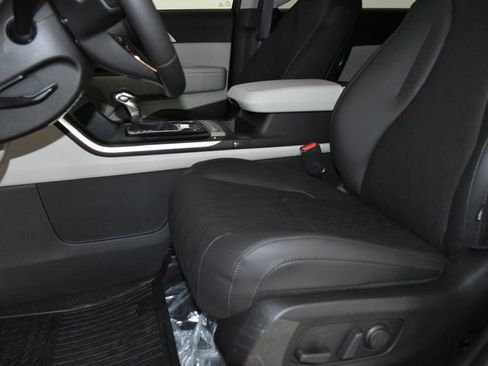 Certified 2024 Kia Carnival LX image 11