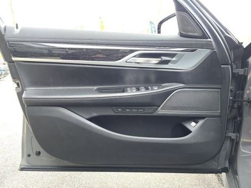 Used 2021 BMW 750i xDrive w/ M Sport Package image 10